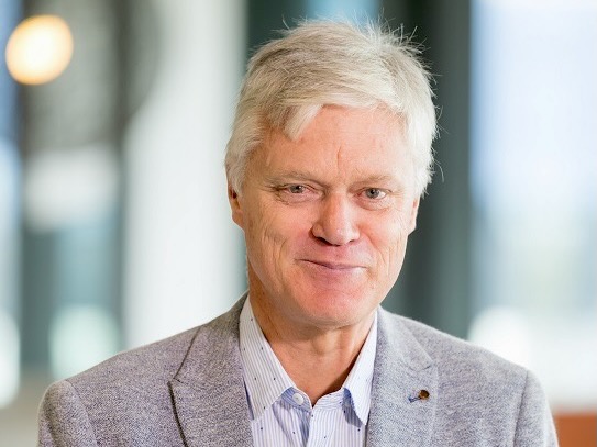 Auckland Airport director Mark Binns to retire